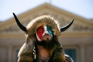 Cine este "Șamanul QAnon", protestatarul cu căciulă cu coarne și pictat pe față, considerat simbolul violențelor de la Capitoliu