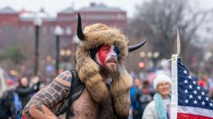 Cine este "Șamanul QAnon", protestatarul cu căciulă cu coarne și pictat pe față, considerat simbolul violențelor de la Capitoliu