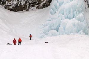 Un turist a murit, iar alți patru au rămas captivi, după desprinderea unei bucăţi uriaşe dintr-o cascadă îngheţată, în Rusia