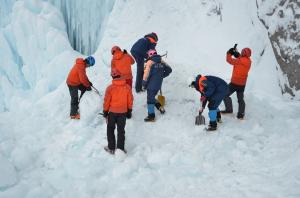 Un turist a murit, iar alți patru au rămas captivi, după desprinderea unei bucăţi uriaşe dintr-o cascadă îngheţată, în Rusia