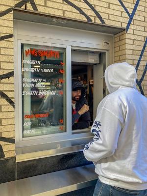 Eminem și-a servit clienții cu paste la restaurantul său din Detroit