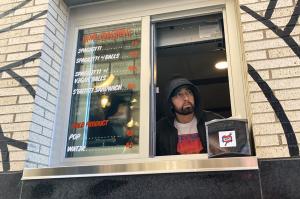 Eminem și-a servit clienții cu paste la restaurantul său din Detroit