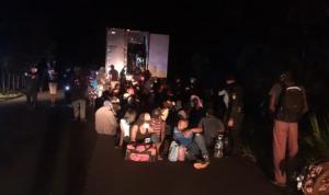 126 de migranţi, încuiați într-un TIR şi abandonaţi: "Am auzit ţipete, plânsete şi bătăi în uşile camionului". Imaginile, publicate de poliția din Guatemala