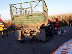 Un tânăr de 21 de ani, fără permis, a murit după ce a intrat cu motocicleta sub remorca unui tractor, în Suceava