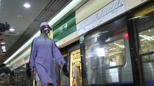 Prezentare de modă inedită: Modelele au sosit cu metroul şi au defilat atât pe peron, cât şi în vagoane, într-o staţie din Taipei