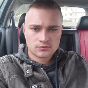Cătălin, un tânăr român din Italia, a murit după ce a intrat cu BMW-ul într-un gard din beton. Motorul mașinii a zburat într-un șanț