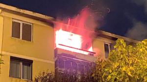 Incendiu într-un bloc din Pitești. Un bărbat de 89 de ani, cu arsuri pe 9% din suprafața corpului