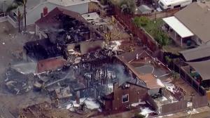 Cel puţin doi morţi şi doi răniţi, case şi maşini incendiate, după ce un avion de mici dimensiuni s-a prăbuşit, în SUA