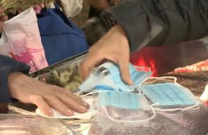 Femeie filmată cum șterge un mănunchi de măști de protecție de racla cu moaștele Sf. Parascheva: Pentru noroc, le duc acasă familiei