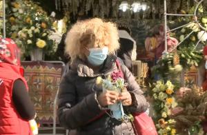 Femeie filmată cum șterge un mănunchi de măști de protecție de racla cu moaștele Sf. Parascheva: Pentru noroc, le duc acasă familiei