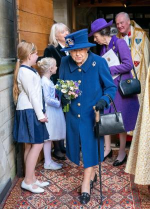 Regina Elisabeta a II-a, văzută în timp ce mergea folosind un baston. E pentru prima dată, după operaţia din 2004 | GALERIE FOTO