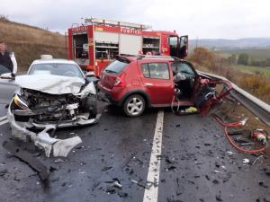 O femeie de 47 de ani şi-a pierdut viaţa într-un accident rutier, în Cluj. Maşina în care era pasager a fost lovită în plin de un alt autoturism