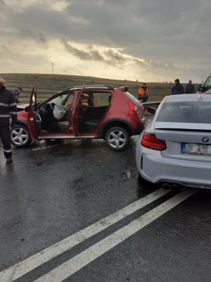 O femeie de 47 de ani şi-a pierdut viaţa într-un accident rutier, în Cluj. Maşina în care era pasager a fost lovită în plin de un alt autoturism