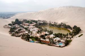 Oaza Huacachina: Cum arată paradisul din mijlocul dunelor de nisip