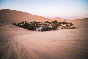 Oaza Huacachina: Cum arată paradisul din mijlocul dunelor de nisip