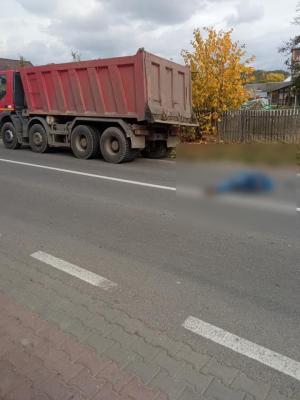 Impact fatal surprins de camere: Șofer de camion, lovit în plin după ce a coborât din cabină și a traversat fără să se asigure, în Argeș