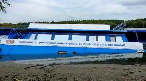 Centrul pentru copii de la Mahmudia, inaugurat cu şapte foarfece de Raluca Turcan şi alţi oficiali, s-a prăbuşit în apă