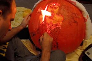 Un american a devenit viral pe internet pentru sculpturile inedite în dovleci, pregătite pentru noaptea de Halloween