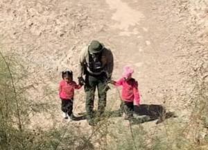 Imaginea durerii: Două fetiţe de patru și șase ani, care aveau la ele doar o foaie cu o adresă, au fost găsite rătăcind lângă granița americană