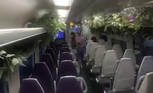 Pasageri mai relaxaţi înainte de decolare. Vagonul unei linii de tren express, care face legătura cu aeroportul Heathrow, a fost transformat în sală de yoga