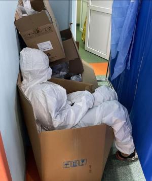 Imaginea durerii: O asistentă de la Spitalul Pantelimon, surprinsă dormind într-o cutie pentru că toate paturile sunt ocupate