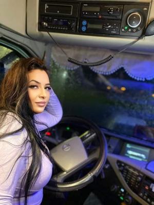 A fost aleasă cea mai frumoasă şoferiţă de TIR din România în 2021. Alexandra este licențiată în Drept