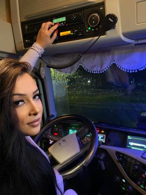 A fost aleasă cea mai frumoasă şoferiţă de TIR din România în 2021. Alexandra este licențiată în Drept