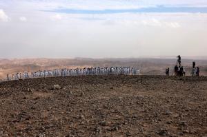 Peste 200 de oameni au pozat goi în deșertul din Israel. Trag un semnal de alarmă pentru dispariţia Mării Moarte