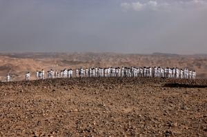 Peste 200 de oameni au pozat goi în deșertul din Israel. Trag un semnal de alarmă pentru dispariţia Mării Moarte