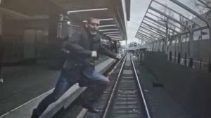 VIDEO. Momentul de infarct în care un tânăr sare în fața metroului din Moscova. Conductorul a oprit trenul într-o secundă