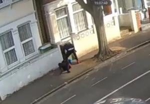 Momentul în care o femeie e strânsă de gât, doborâtă la pământ și jefuită în plină zi, în Londra. Nimeni nu i-a sărit în ajutor. VIDEO