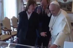 Papa Francisc, cadou neaşteptat de la premierul Franţei: tricoul lui Lionel Messi cu autograf