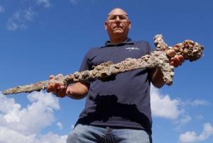 VIDEO. Un scafandru a descoperit sabia unui cruciat, veche de 900 de ani, în largul coastei Israelului