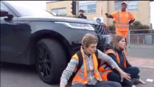 O mamă furioasă, la volanul unui Range Rover, a intrat cu maşina în protestatarii care blocau strada, în UK: "Fiul meu trebuie să ajungă la şcoală". VIDEO