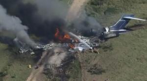 Un avion cu 21 de persoane la bord s-a prăbuşit la câteva secunde după decolare şi a luat foc, în SUA. Cel puţin doi răniţi