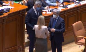 Guvernul Cioloş a fost respins la vot, în Parlament. Atacuri la adresa miniştrilor propuşi de USR şi a preşedintelui Klaus Iohannis
