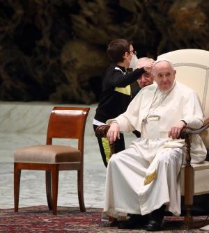 Un băieţel insistent a întrerupt audiența Papei Francisc pentru a-i cere boneta de pe cap: ”Mulțumesc pentru lecția pe care ne-a oferit-o”