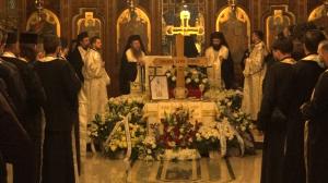 Lacrimi şi rugăciuni la priveghiul Preasfinţitului Gurie. Episcopul Devei şi Hunedoarei va fi înmormântat astăzi