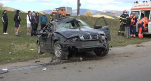 Adolescent mort într-un BMW, pe un drum din Argeș. Prietenul lui cumpărase recent mașina și l-a invitat o plimbare 