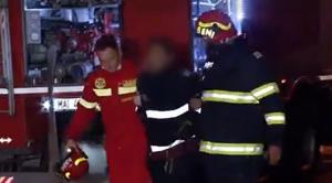 Un pompier a căzut de pe o casă, în timp ce intervenea la un incendiu în București. Militarul s-a prăbușit de la 2 metri înălțime