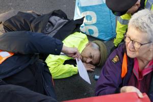 Un activist de mediu şi-a lipit faţa de asfalt, în timpul unor manifestaţii din centrul Londrei: "N-a fost cea mai deşteaptă decizie pe care am luat-o"