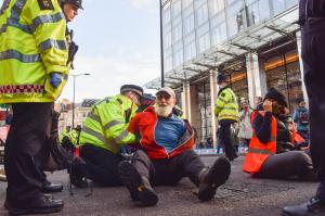 Un activist de mediu şi-a lipit faţa de asfalt, în timpul unor manifestaţii din centrul Londrei: "N-a fost cea mai deşteaptă decizie pe care am luat-o"