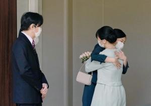 Prințesa Mako s-a căsătorit cu bărbatul iubit. Cu o rochie simplă și o reverență s-a retras din familia regală, cerându-și scuze. FOTO
