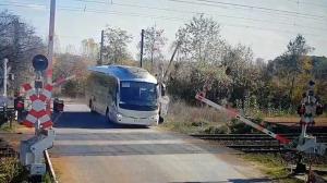 Un şofer de autobuz, surprins de camere în timp ce spulberă o barieră de cale ferată în Prahova: "O astfel de inconştienţă pune în pericol şi vieţile celor pe care îi transportă"