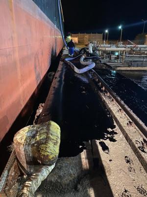 Dezastru ecologic în portul Midia Năvodari. O tonă de păcură a curs la descărcarea unei nave, după ce un furtun s-a spart