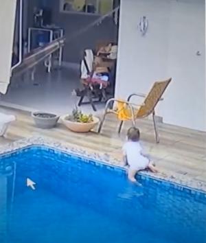 Moment dramatic surprins de camerele de supraveghere: Un copilaş salvat în ultima clipă de tată, după ce a căzut în piscină, în Brazilia