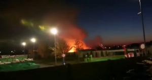Incendiu de proporții în Cimitirul Municipal din Oradea. Focul a pornit într-o zonă fără morminte