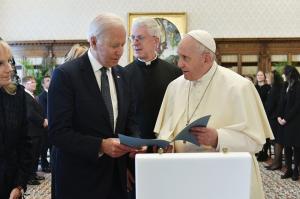 Papa Francisc l-a primit pe Joe Biden la Vatican. Întâlnirea celor doi a durat de două ori mai mult decât era planificat
