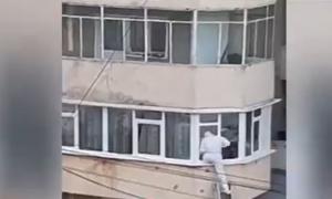 Intervenţie pe geam a pompierilor din Neamţ: Un bătrân, confirmat cu COVID, căzuse în casă şi nu se mai putea ridica