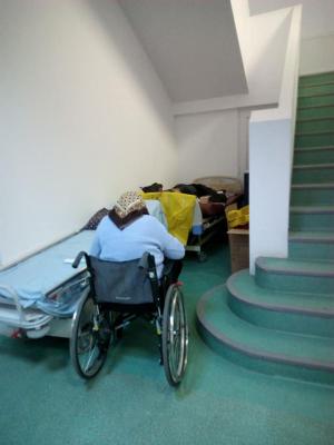 Imagini dramatice la Institutul Marius Nasta din București: pacienți conectați la butelii de oxigen direct pe holul spitalului